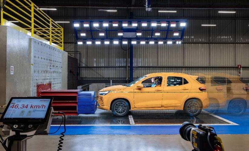Durante os ensaios, tecnologias aprimoradas monitoram sinais de curto-circuito, fuga térmica e risco de incêndio