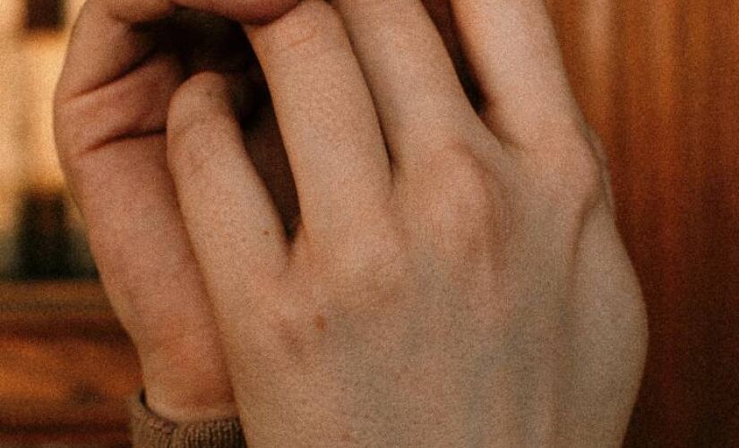 Descubra motivo de suas mãos gelarem, mesmo em dias quentes