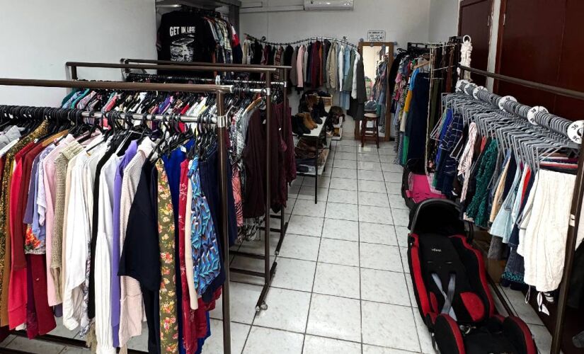 De terça a sexta-feira, das 9h às 16h, o local oferta roupas, calçados, acessórios e brinquedos