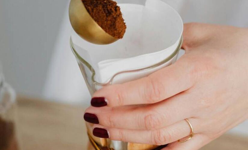 Borra de café pode ser usada em receitas, limpeza, beleza e até para evitar escorregões no gelo