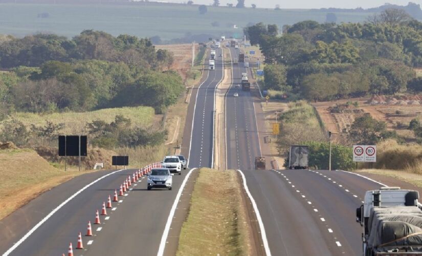 Via faz parte da malha viária paulista e conecta Franca à divisa com o Paraná, passando por cidades estratégicas