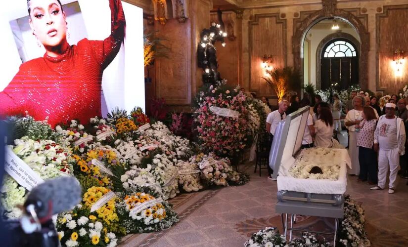 Fãs da artista cantaram "Sinais de Fogo", um dos maiores sucessos da cantora, enquanto aguardavam o início da cerimônia