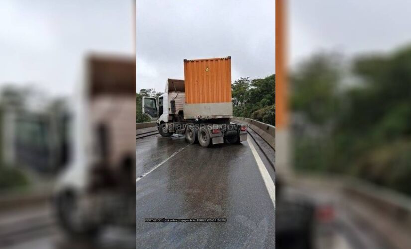 Condutor perdeu o controle da direção e se chocou contra a mureta central