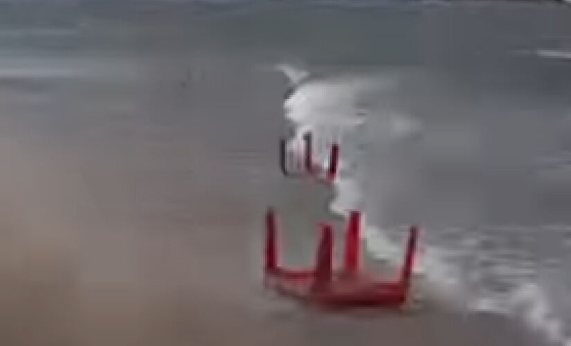 Vídeo que mostra mesas de plástico sendo arrastadas pelo vento até o mar foi feito na Praia da Cocanha