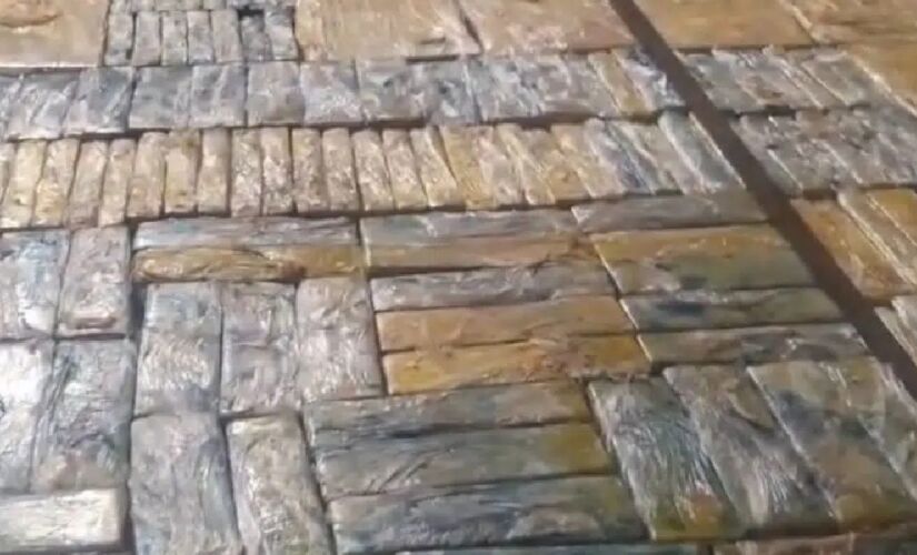 Droga estava escondida em um fundo falso no semi-reboque de um caminhão com placas do Paraguai
