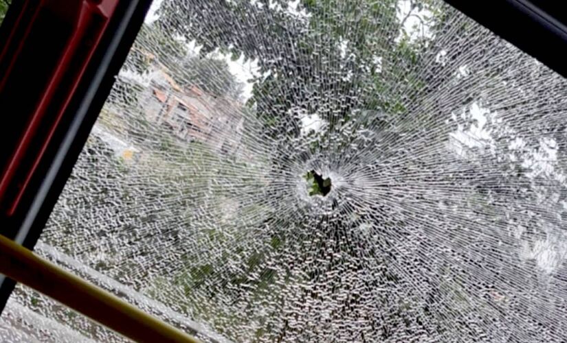 Quatro ônibus foram apedrejados em menos de 1h  em Taboão da Serra, na região sudoeste da Grande São Paulo 