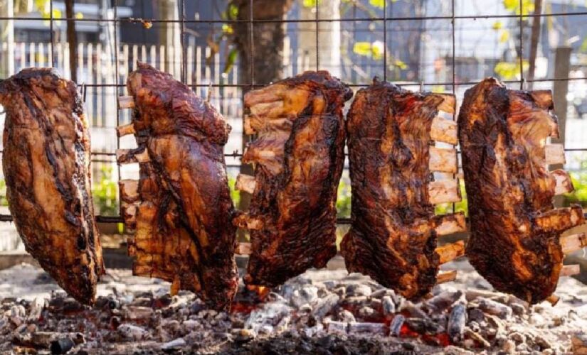 Há estações de churrasco à vontade, além de cerveja e bebidas não alcoólicas liberadas