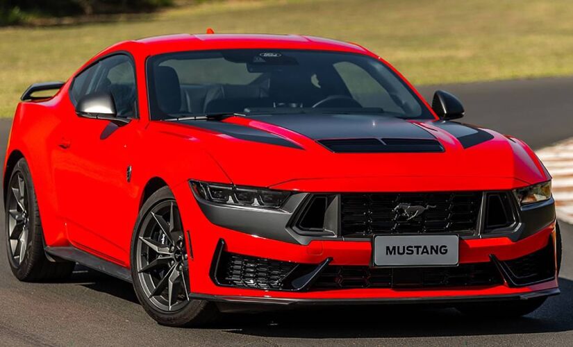 Ford Mustang Dark Horse ostenta também o primeiro logo do Mustang em que o cavalo é visto de frente