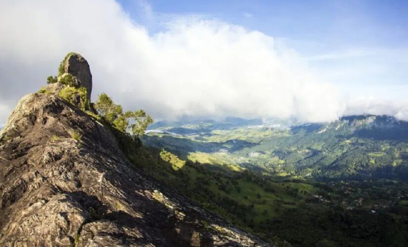 Pedra do Baú é um dos pontos turísticos mais desafiadores do Estado