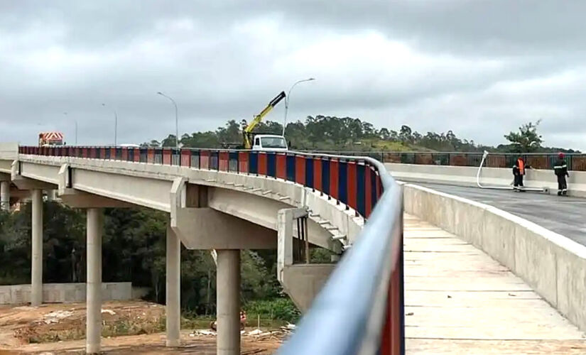 Segundo a gestão municipal, a estrutura está recebendo os postes de iluminação, estando na fase final de sua construção