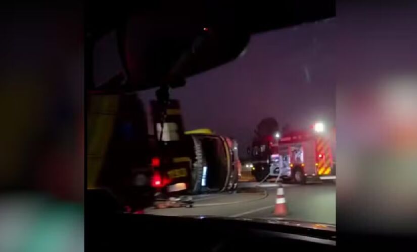 Motorista teria perdido o controle da direção, invadido o canteiro central da rodovia e tombado