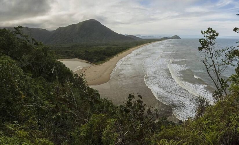 No litoral sul, a cidade de Peruíbe, a apenas duas horas de distância da capital paulista, encanta os turistas com belezas naturais