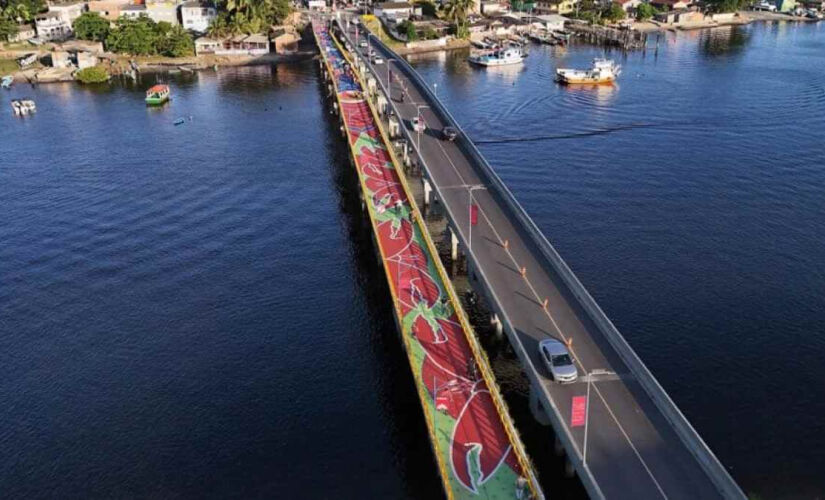 Com desenhos que homenageiam a cultura local, a ponte foi inaugurada em 2024 e custou cerca de R$ 13 milhões