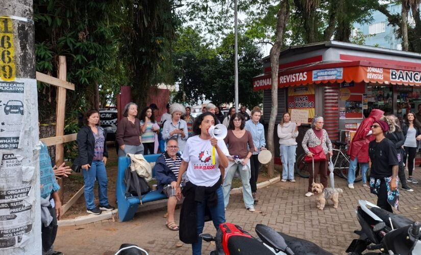 Manifestação contra a construção da parada de ônibus em praça de Ubatuba