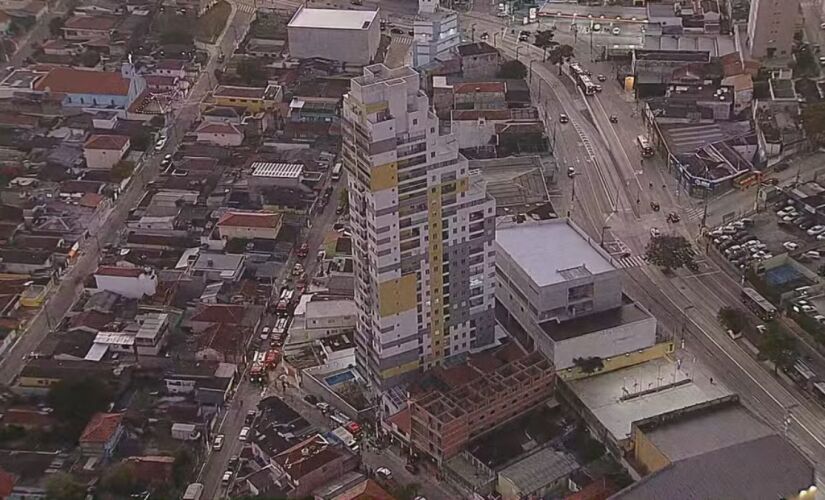 Hipótese é de que alguém tenha tentado usar as mangueiras de incêndio do prédio para apagar o fogo