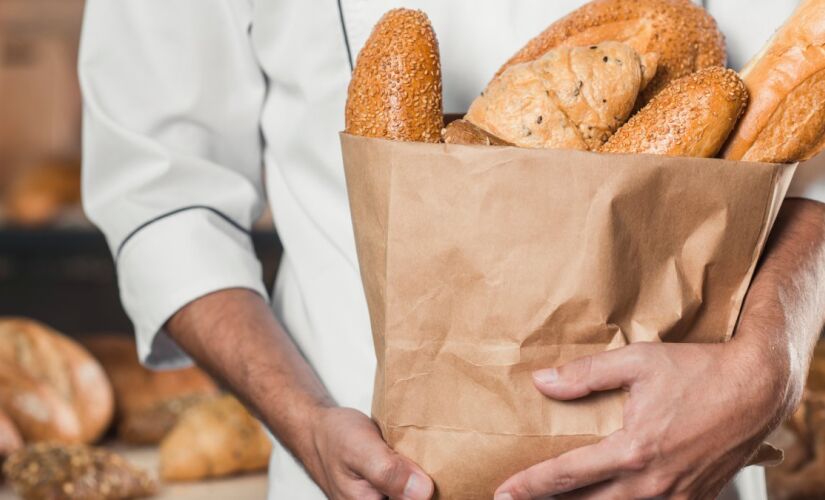 Sacolas plásticas retém a umidade do alimento, aumentando as chances de mofo