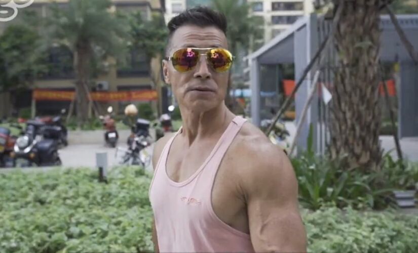Xinmin Yang, de 76 anos, faz sucesso por parecer mais jovem