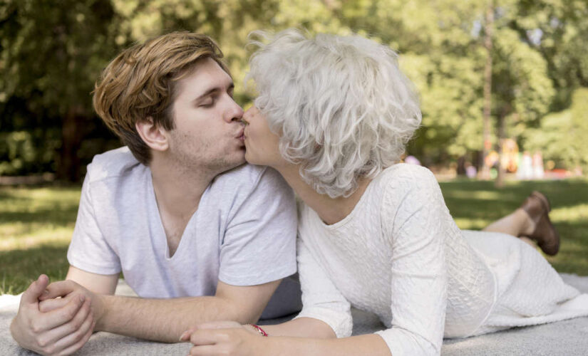 Descubra o que significa sonhar que está se relacionando com a mãe, segundo a psicologia