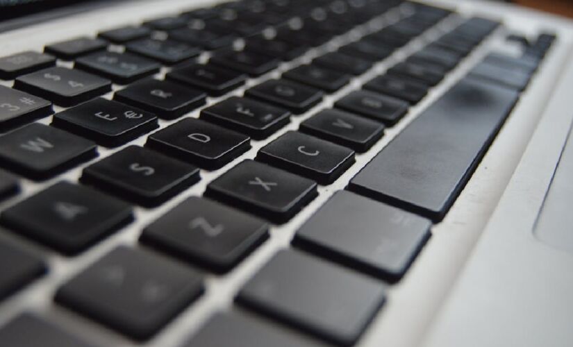 Mesmo com adições, avanços e mudanças, o layout QWERTY permanece dominante