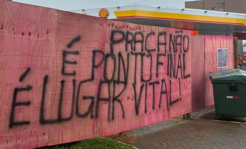 Manifestantes protestaram em praça alvo de polêmica em Ubatuba