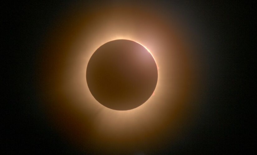 Segundo a Nasa, um eclipse solar ocorre quando a Lua passa diretamente entre o Sol e a Terra