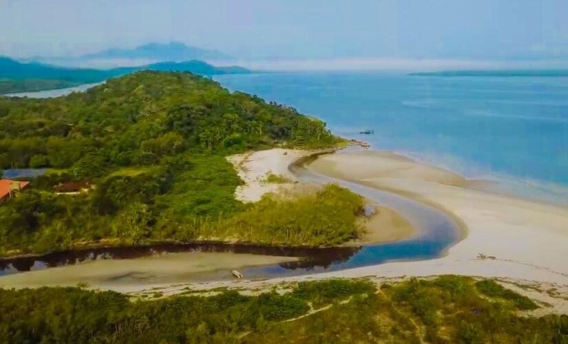 O paraíso escondido no litoral de SP com praias, cavernas e floresta