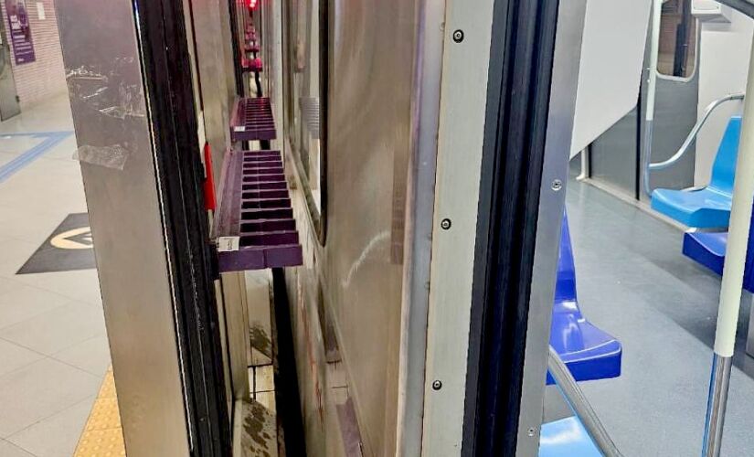 Conhecido como "Gap Fillers", o dispositivo está posicionado no vidro das portas evitando que os passageiros fiquem presos ou parados entre as portas e os trens