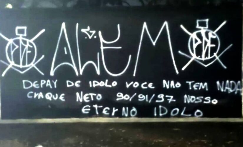 Astro do Corinthians vira alvo de protesto após pichação e queda de rendimento da equipe