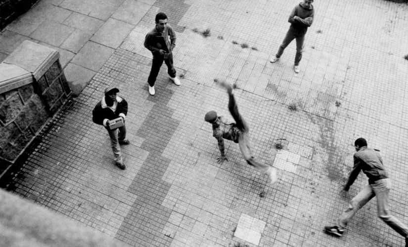 Dançarinos de break durante performance na estação de metrô São Bento, em São Paulo
