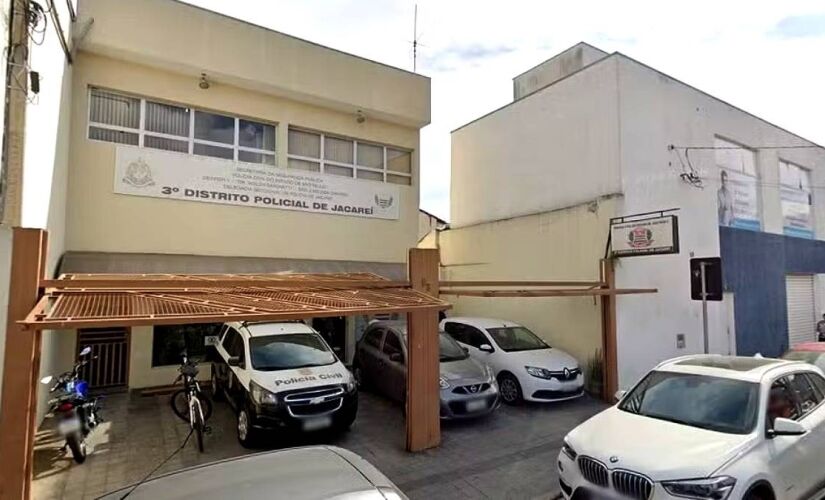 Vítima foi socorrida pelo Samu e entubada na Santa Casa de Jacareí; homem de 66 anos fugiu após o crime e ainda não foi localizado