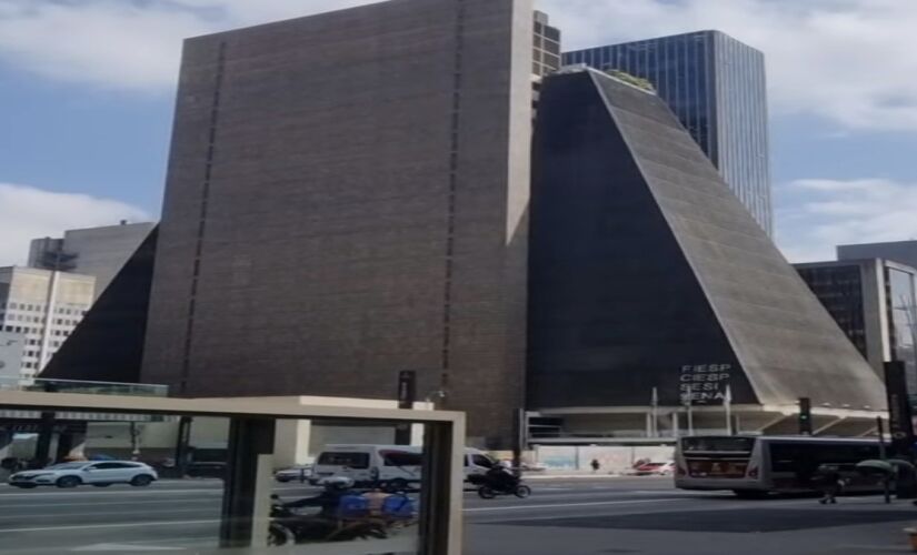 O prédio da Fiesp destoa do restante dos prédios da avenida Paulista