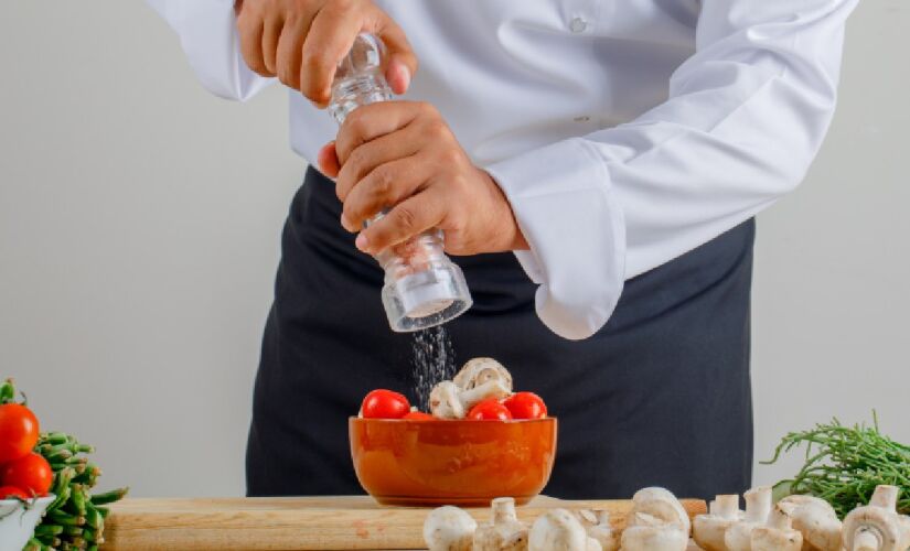 O consumo excessivo de alguns alimentos e condimentos, além de estar diretamente ligado à pressão alta também causam problema no intestino