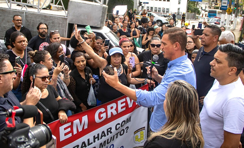 Engenheiro Daniel sancionou uma Lei Complementar que ajusta o salário dos servidores em Taboão da Serra, na Grande São Paulo 