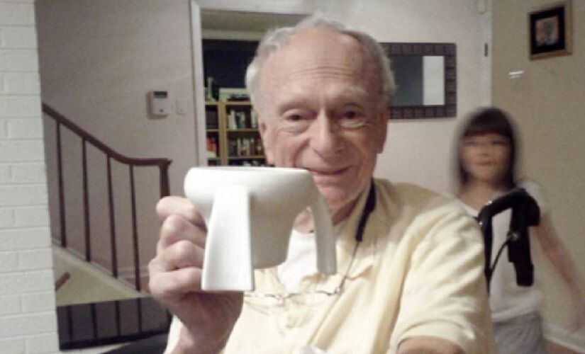 Legenda: Caneca antiderramamento ajudou inúmeras pessoas com Parkinson a tomar seu líquido sem derramar