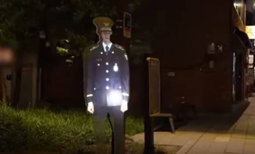 Das 19h até 22h, o "policial holograma" fiscaliza os frequentadores do parque 