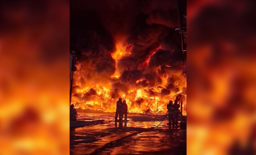 Incêndio, que dura mais de 10 horas, se espalhou e atingiu também o galpão da empresa Valflm da Amazônia