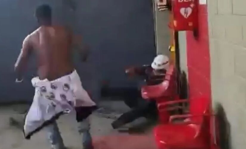Momento em que PM cai ao chão após ser golpeado