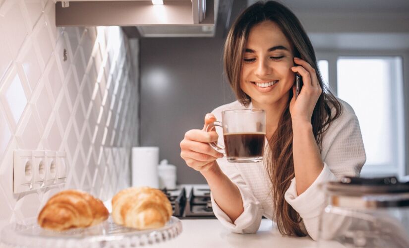 Para os especialistas, respeitar o momento ideal para cada refeição ajuda a manter o metabolismo equilibrado, reduzir picos de estresse hormonal e melhorar a disposição ao longo do dia.