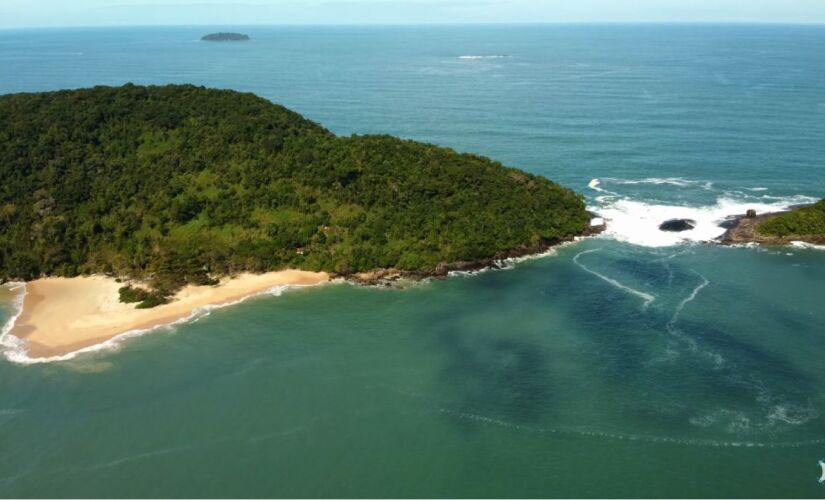 Um refúgio escondido com águas cristalinas, acessível e tranquila