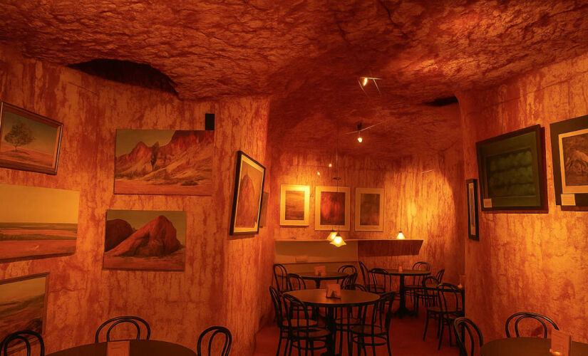 Em um mundo que aquece, Coober Pedy inspira com sua arquitetura ancestral, oferecendo economia e conforto no subsolo.