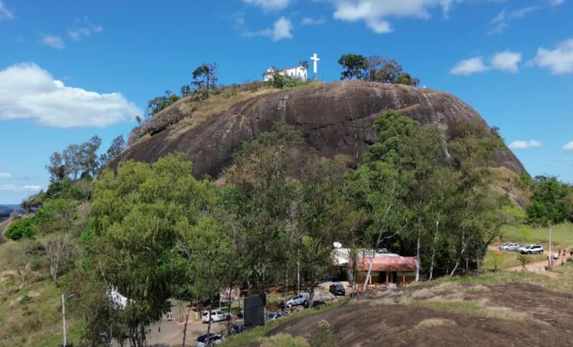 Pedra Bela tem no turismo, rural e religioso, no cultivo de eucalipto e na produção de carvão vegetal suas principais atividades econômicas