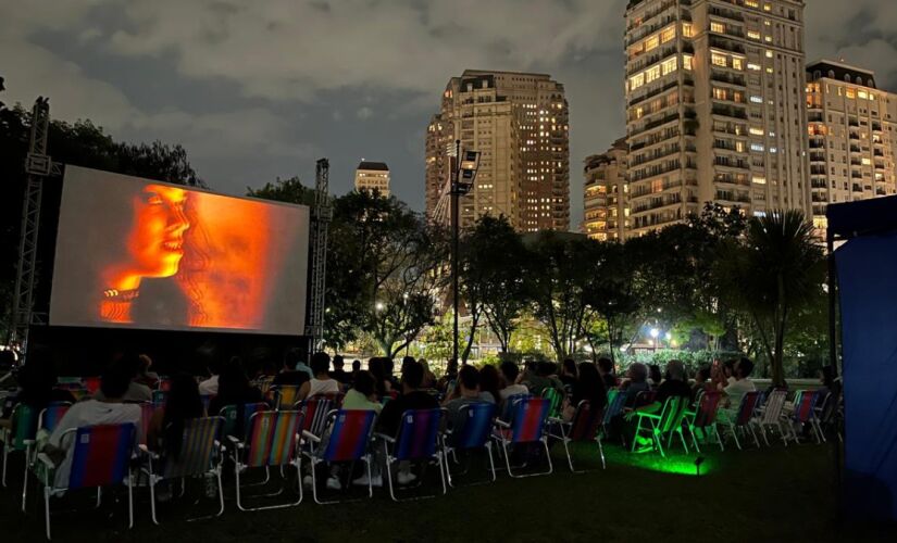 Projeto Cine na Praça promove sessões gratuitas de cinema ao ar livre em Mogi das Cruzes