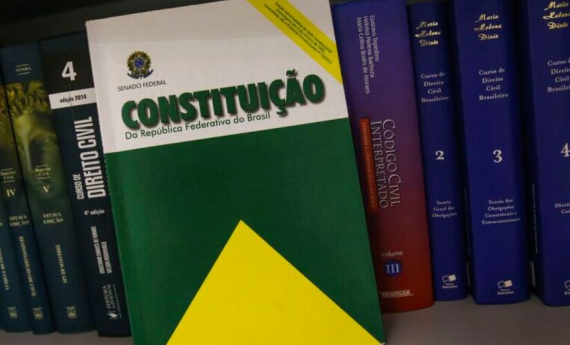 Crise chega após o chefe do Poder Executivo dizer que só cumprirá a Constituição se for digna dele