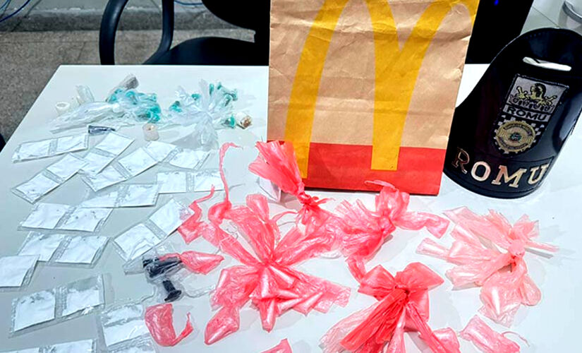 Foram apreendidas porções de cocaína, de maconha e de K2, todas embaladas em embalagem do Mc Donald's
