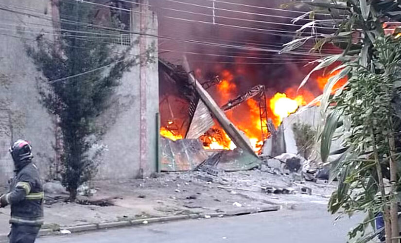 Incêndio atingiu uma fábrica de colchões em Cidade Líder, na zona leste da capital paulista, na tarde desta quinta-feira (14/8)