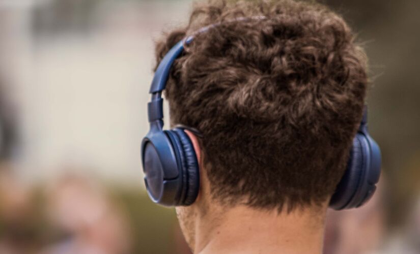 O uso desses fones de ouvido especiais pode deixar o ouvido e o cérebro mal acostumados.