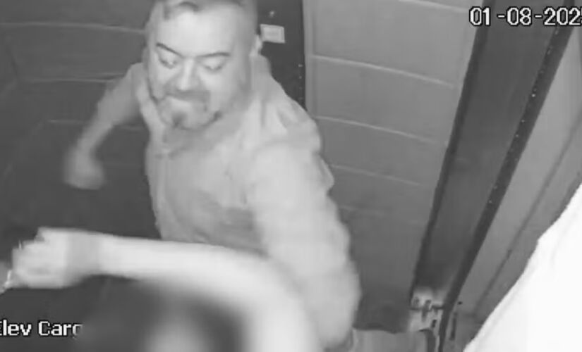 Dentro do elevador, agressões continuam por cerca de quatro minutos