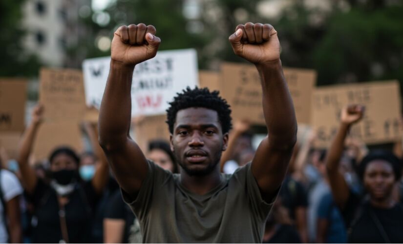 A violência armada vai além dos casos fatais. Só em 2022, o Brasil registrou 4.702 notificações de violência não letal contra homens. Mais uma vez, a maioria das vítimas é negra em praticamente todas as regiões do País.