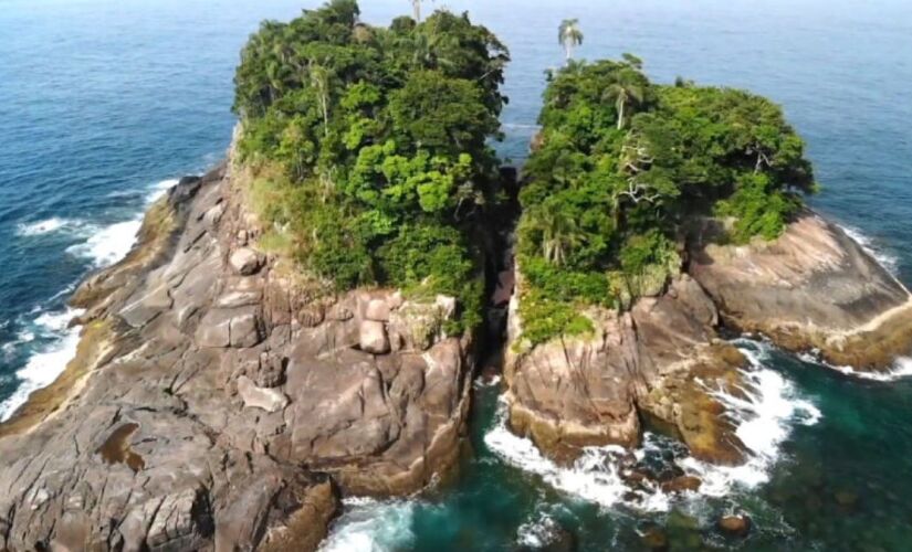 Ilha em Ubatuba tem faixa de areia com menos de 5 metros de largura