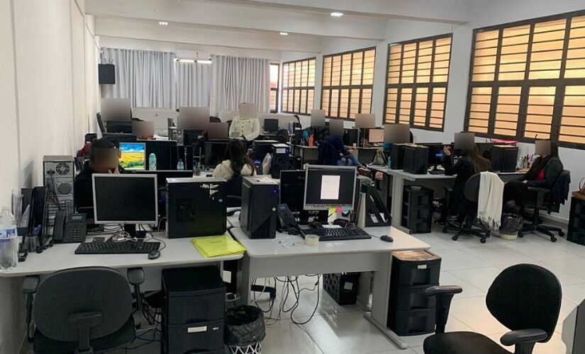 Durante o cumprimento dos mandados de busca e apreensão, os investigadores encontraram a central em pleno funcionamento